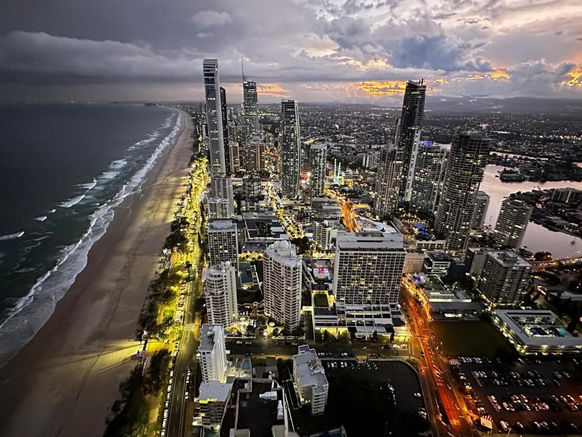 Meriton 3 Bedroom Ocean Views Parking Apartment