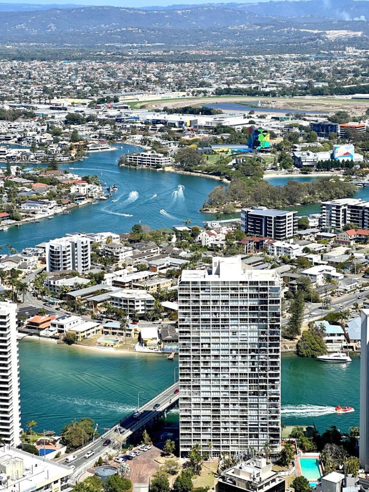 Meriton 3 Bedroom Ocean Views Parking Apartment *